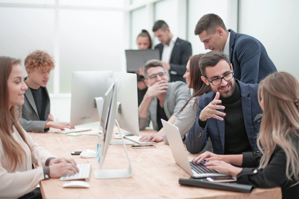 PEO Vs. EOR: Differences, Similarities, And Business Applications